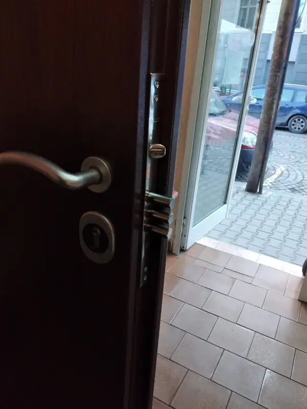 Ригели и патрон на блиндирана врата в отворено положение