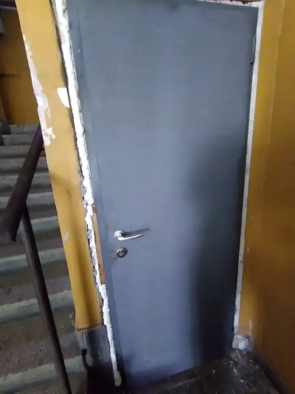 Монтирана метална врата в стълбищна клетка в София