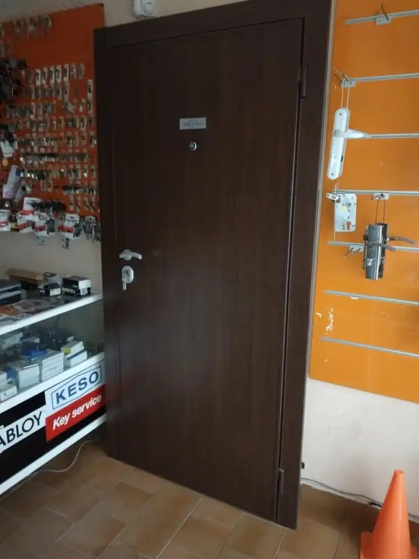 Блиндирана входна врата с дървесен декор в ключарското ателие