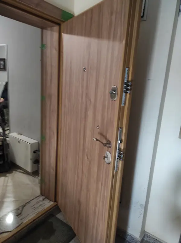Отворена блиндирана врата с видими ригели на многозаключващата система